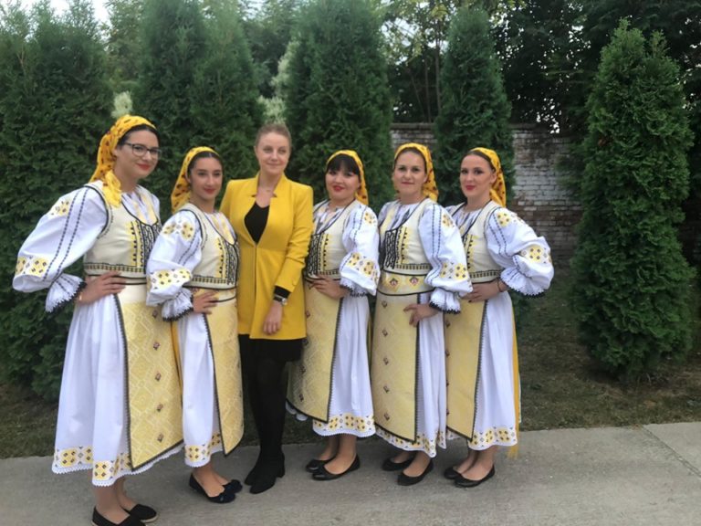 Donație de costume populare, premii pentru câștigătorii concursului România Mea și întâlniri cu comunitatea românească în Serbia